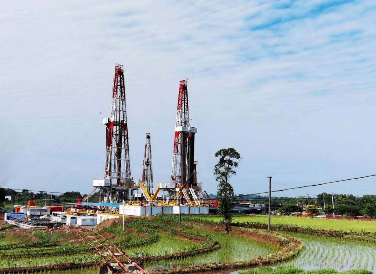 圖片10-油田現(xiàn)場(chǎng)圖.png 圖片10-油田現(xiàn)場(chǎng)圖.png